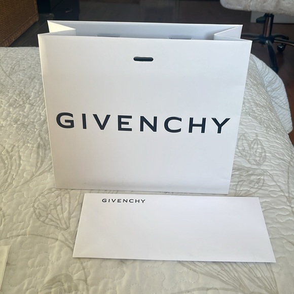 GIVENCHY Paper Bag with envelope - Picture 3 of 3